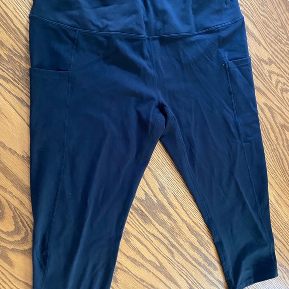 Capri Leggings with Pockets for Phone - Picture 4 of 9